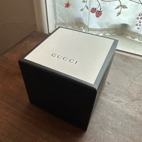 This is a Gucci GG2570 Watch 41mm with the dark blue dial. - Picture 5 of 7